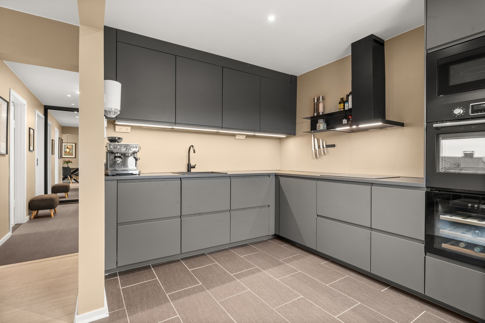 Her får du rikelig med skap- og benkeplass. Galleribilde