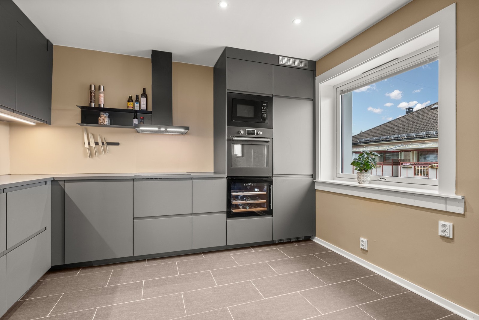 Meget pen og delikat IKEA kjøkkeninnredning fra 2024, med glatte fronter. Galleribilde