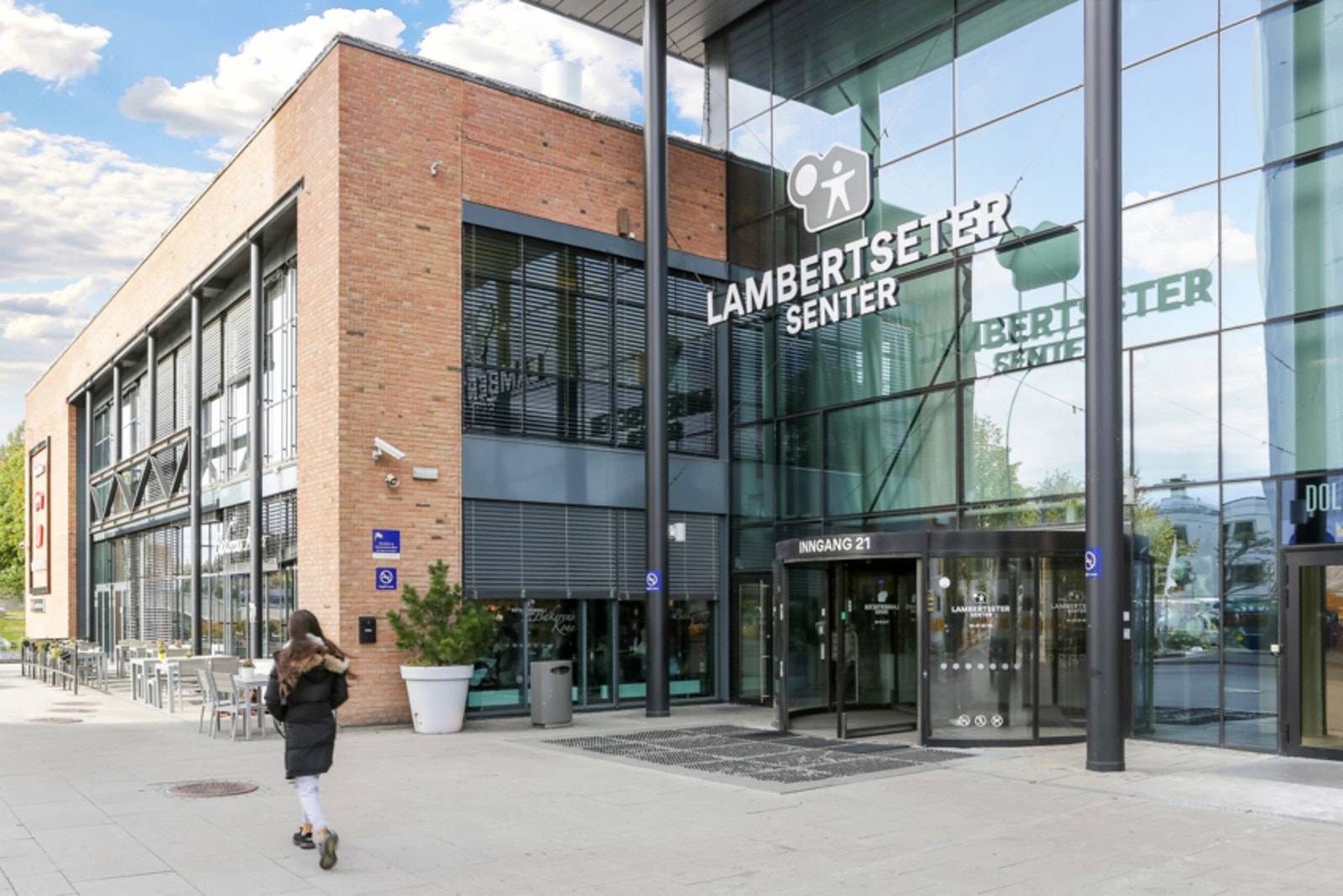 7 minutter gange til Lambertseter senter og t-bane. Galleribilde
