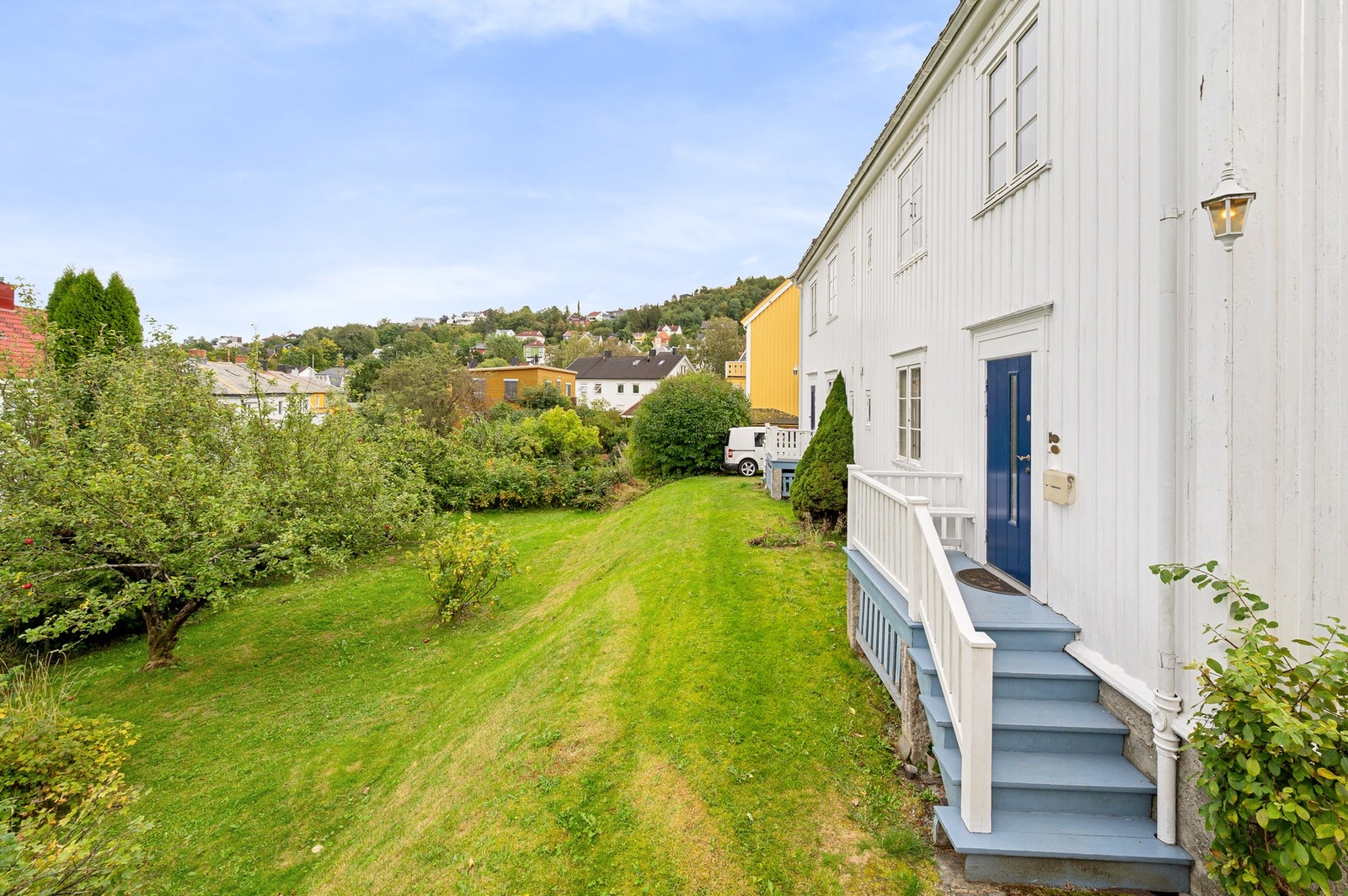 Inngangspartiene har enkel adkomst til hagen. Galleribilde