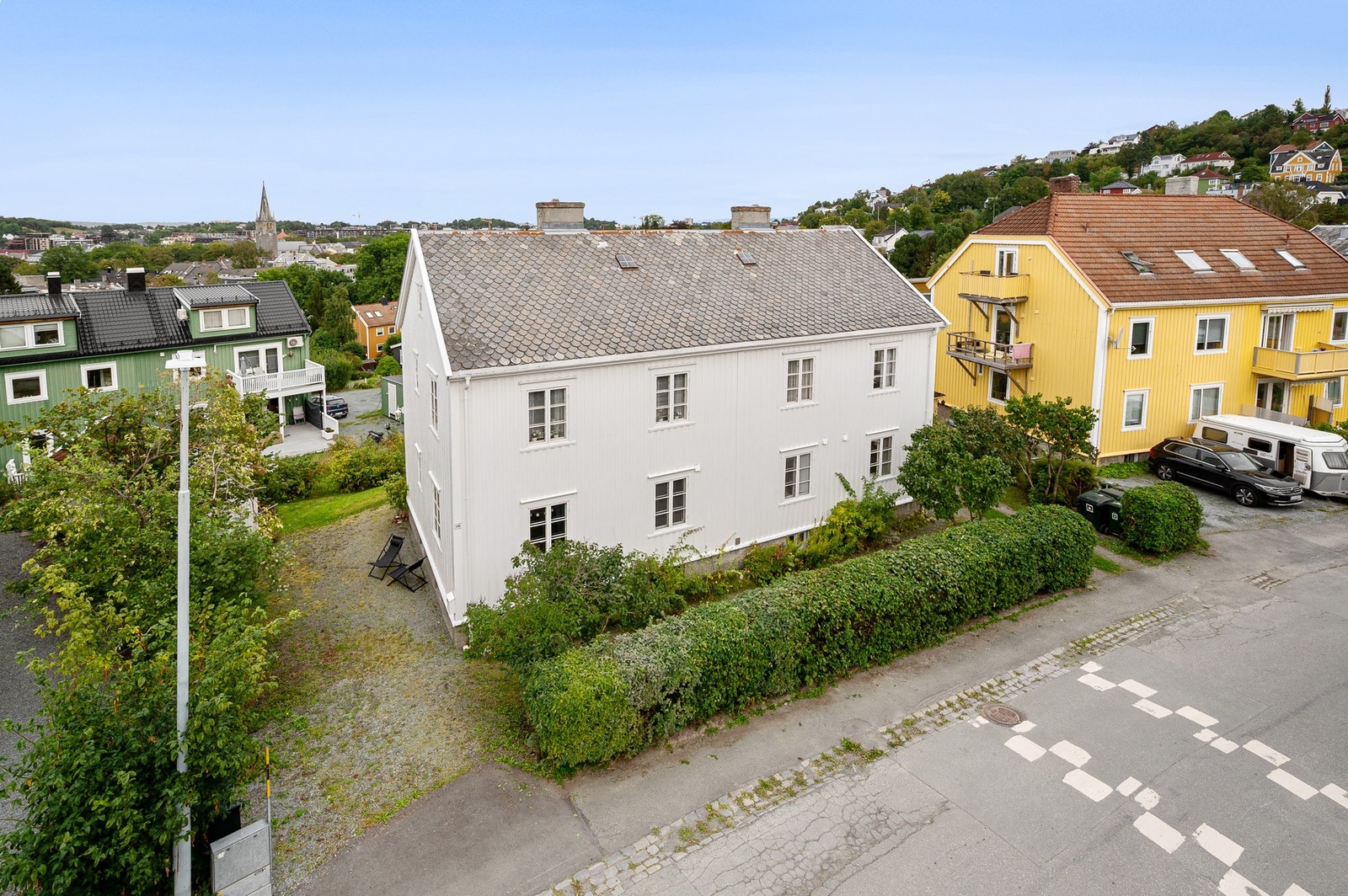 Dette er en sjarmerende bolig med tre leiligheter og en ypperlig plassering på Bakkaunet. Galleribilde