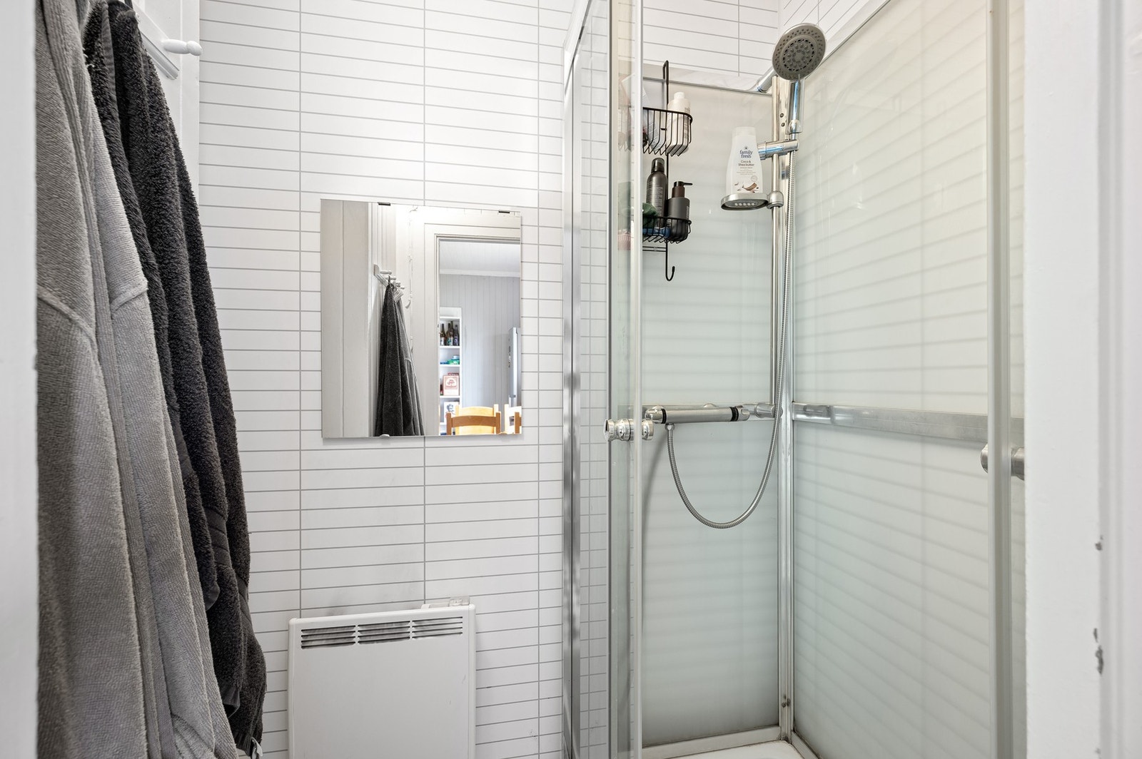 Baderom med dusjkabinett. Galleribilde