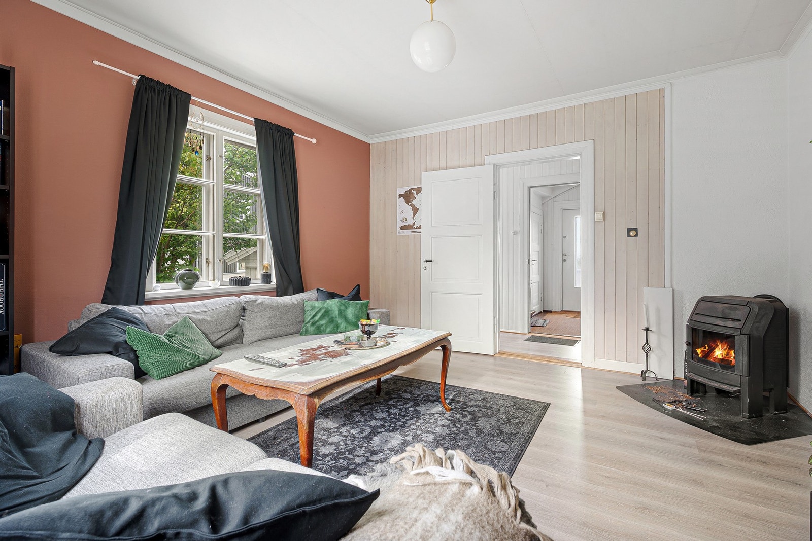 Det store vinduet slipper inn rikelig av naturlig lys. Galleribilde