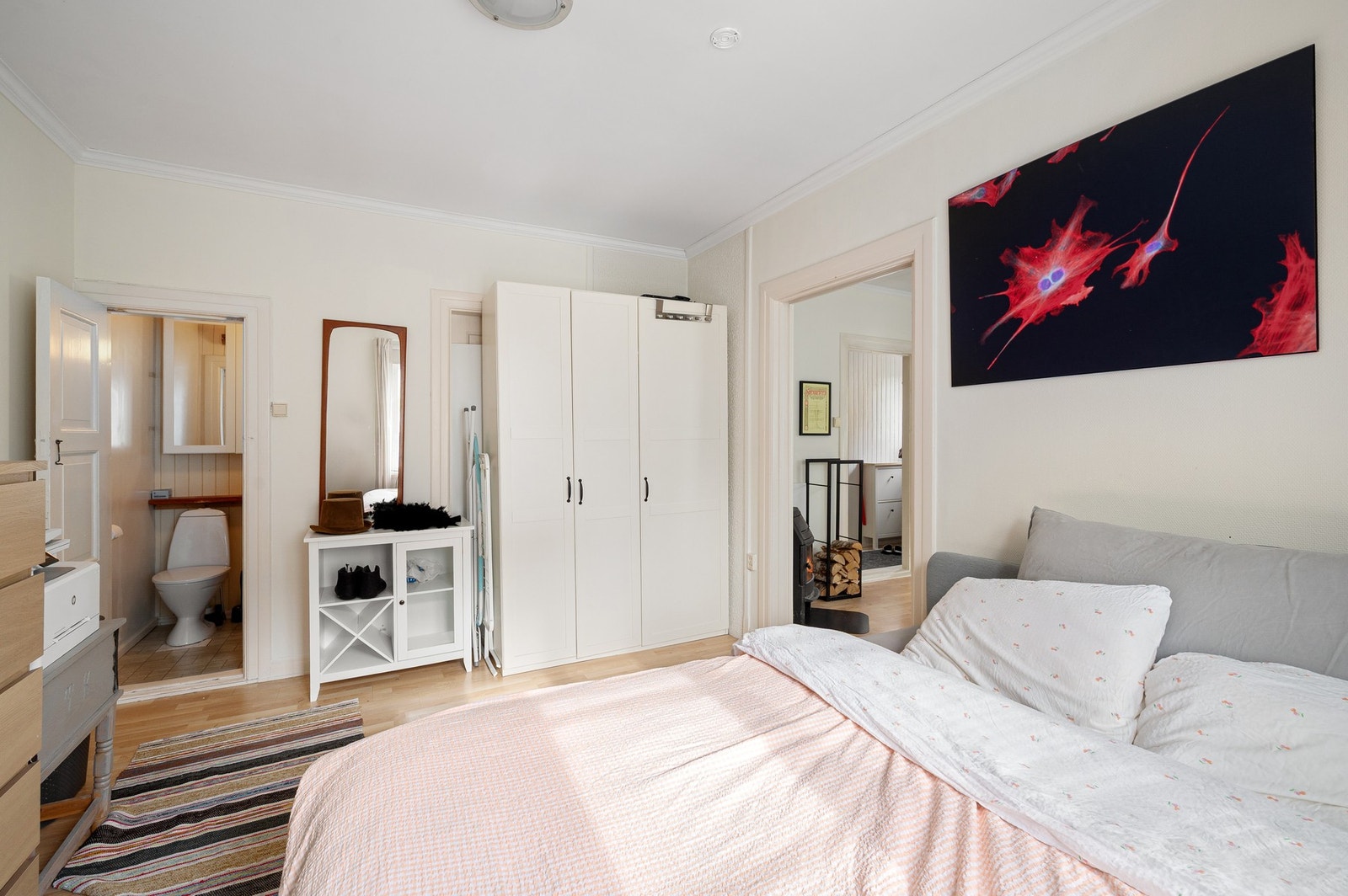 Det er god plass til stor seng, garderobeskap og øvrig møblement. Galleribilde