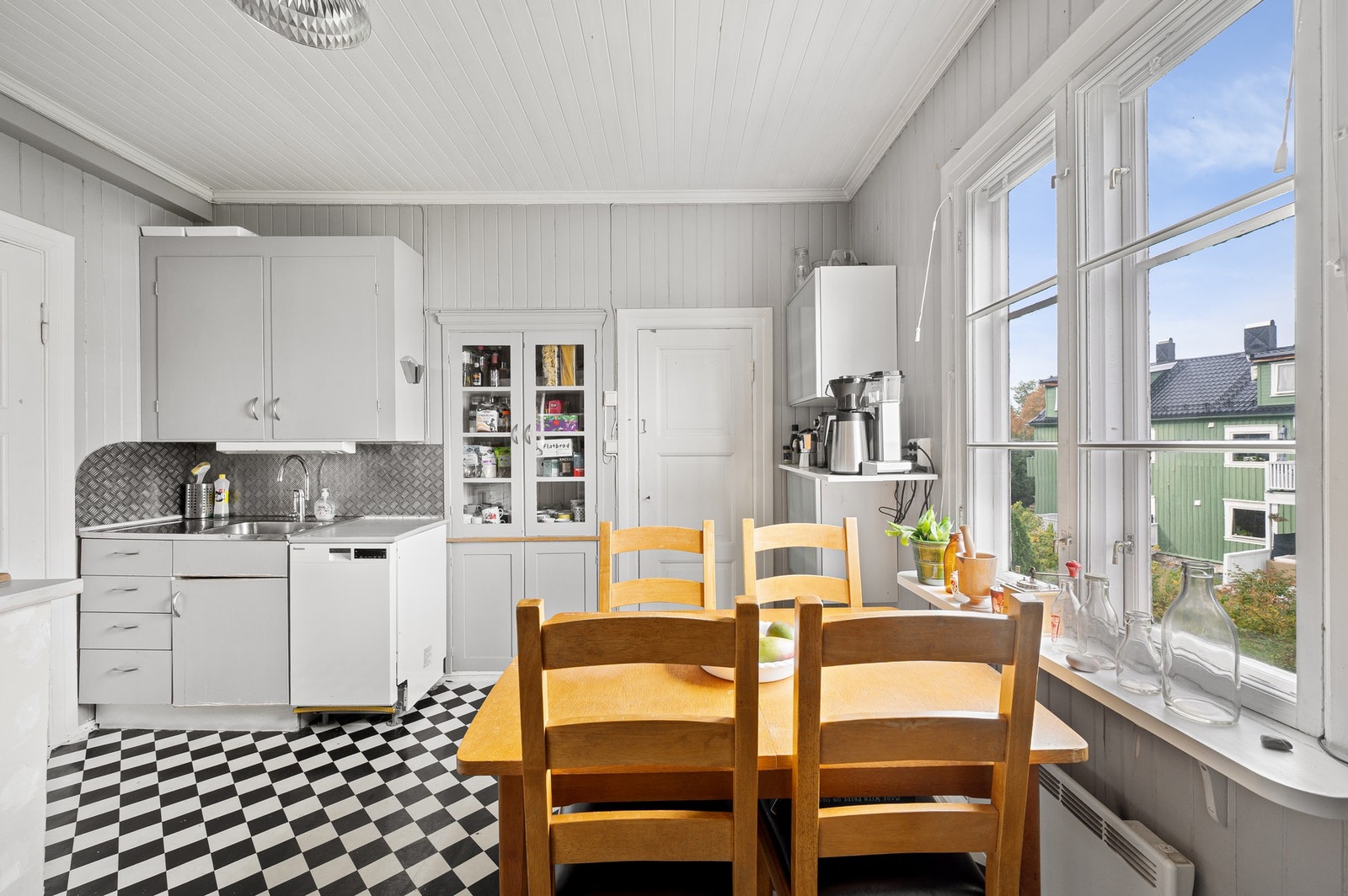 Det er god plass til spiseseksjon i kjøkken. Galleribilde