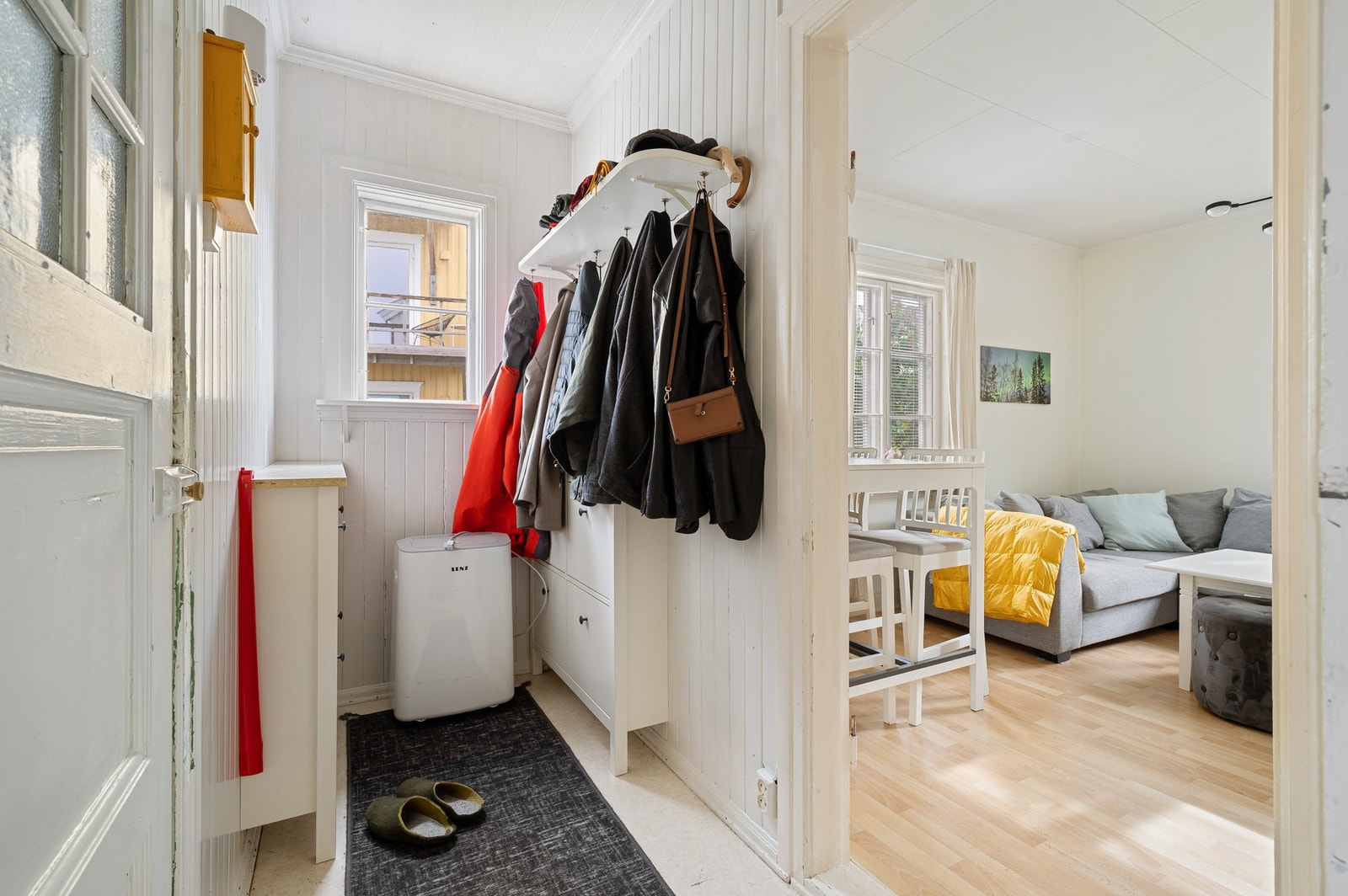 Entré byr på god plass til sko- og yttertøy. Galleribilde