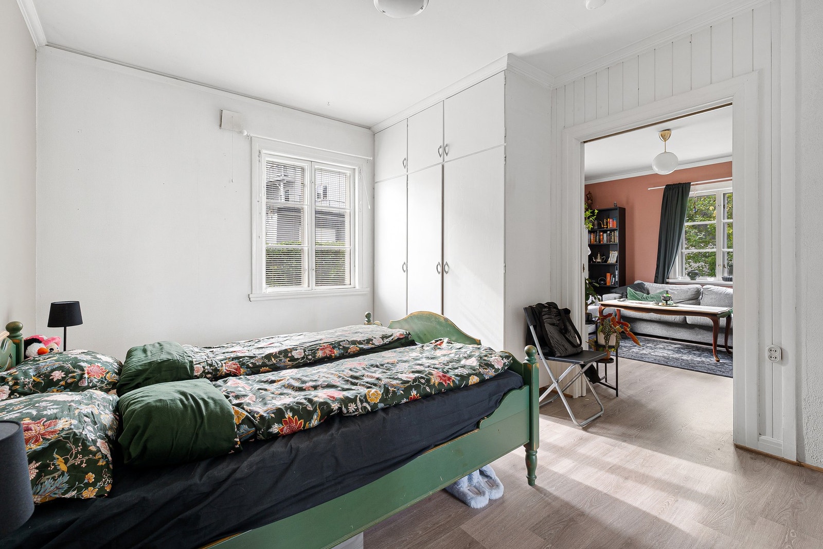 Flott soverom med god plass til stor seng og garderobeskap. Galleribilde