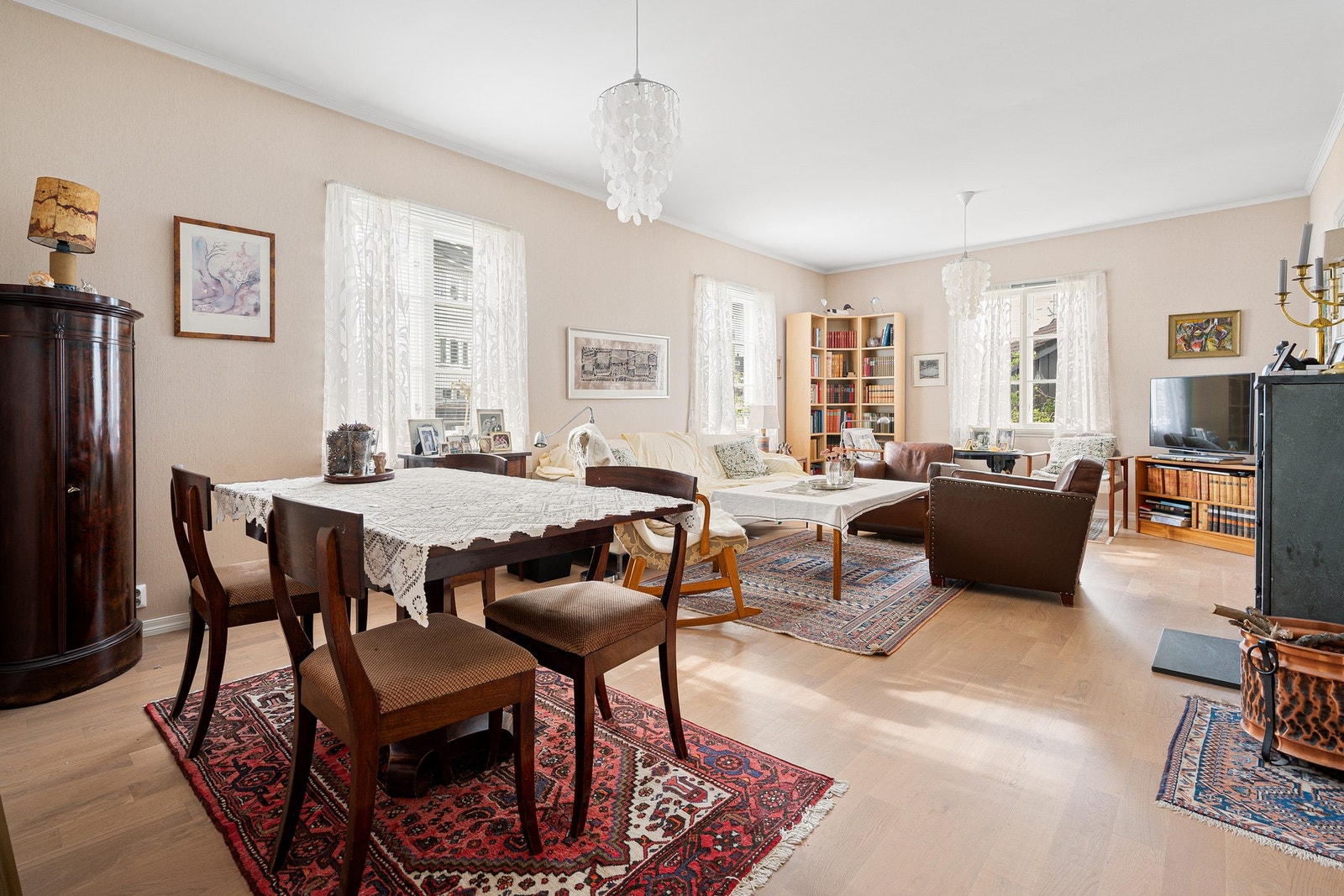 Spiseseksjonen ligger i tilknytning til stue. Galleribilde