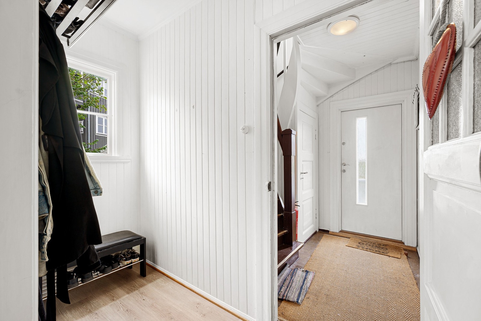 Romslig entré med god plass til sko- og yttertøy. Galleribilde