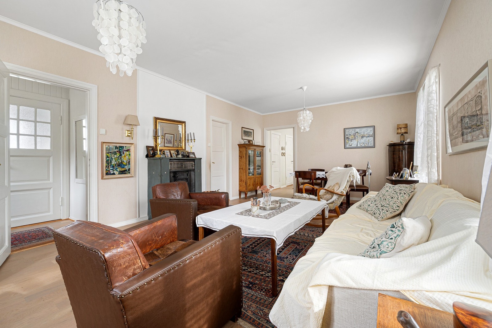 Flott og stor stue med store vindusflater og god plass til flere sittegrupper. Galleribilde