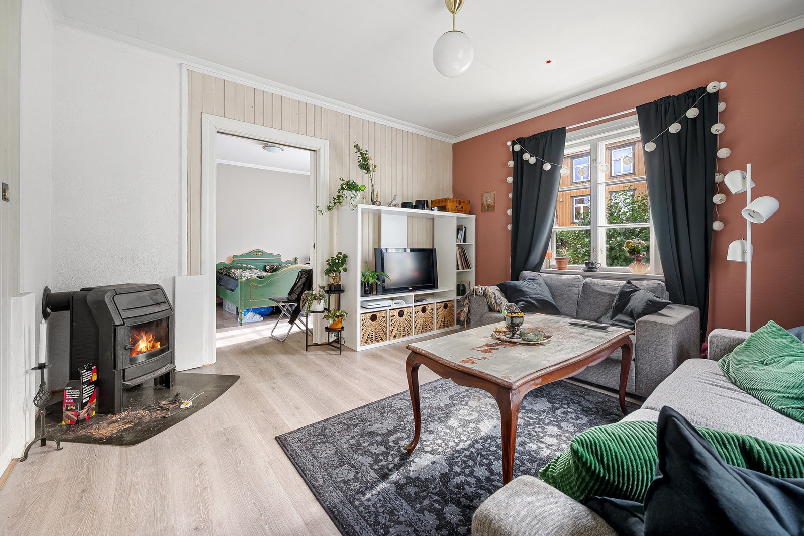 Den første leiligheten i 1.etasje består av stue, kjøkken, baderom og soverom. Galleribilde