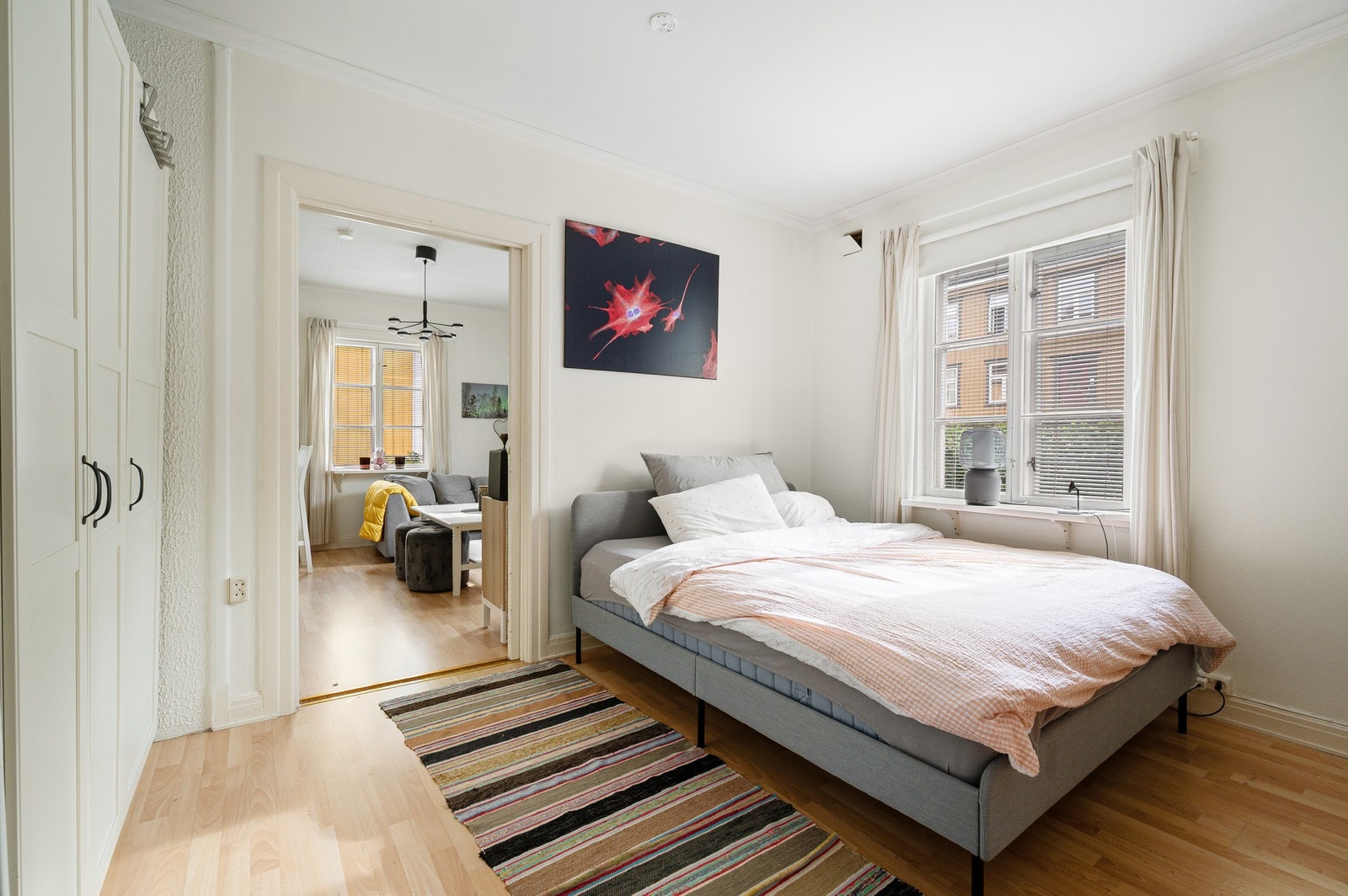 Lyst soverom hvor det store vinduet slipper inn rikelig av naturlig lys. Galleribilde