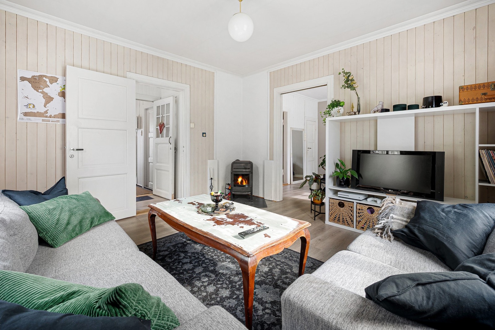 Lys og trivelig stue med vedovn og god plass til sofakrok. Galleribilde