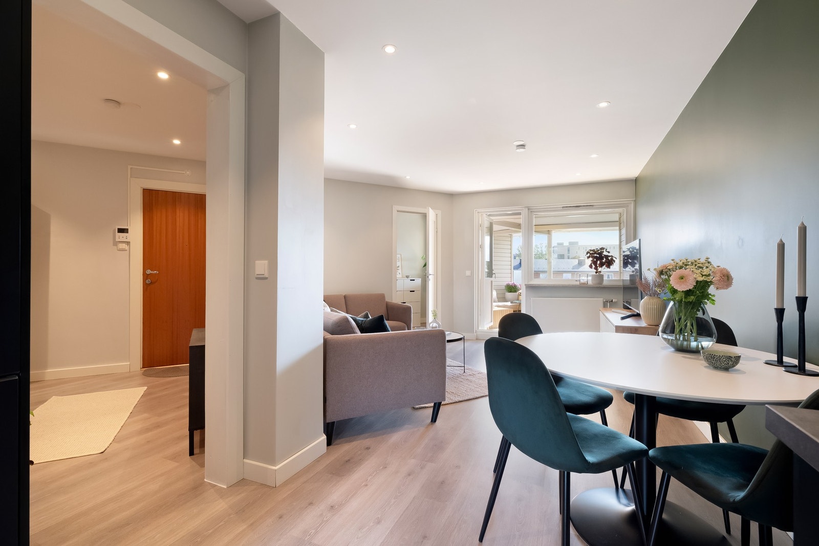 Videre er det fin plass for spisebord hvor venner og familie kan samles til hyggelige sammenkomster. Galleribilde