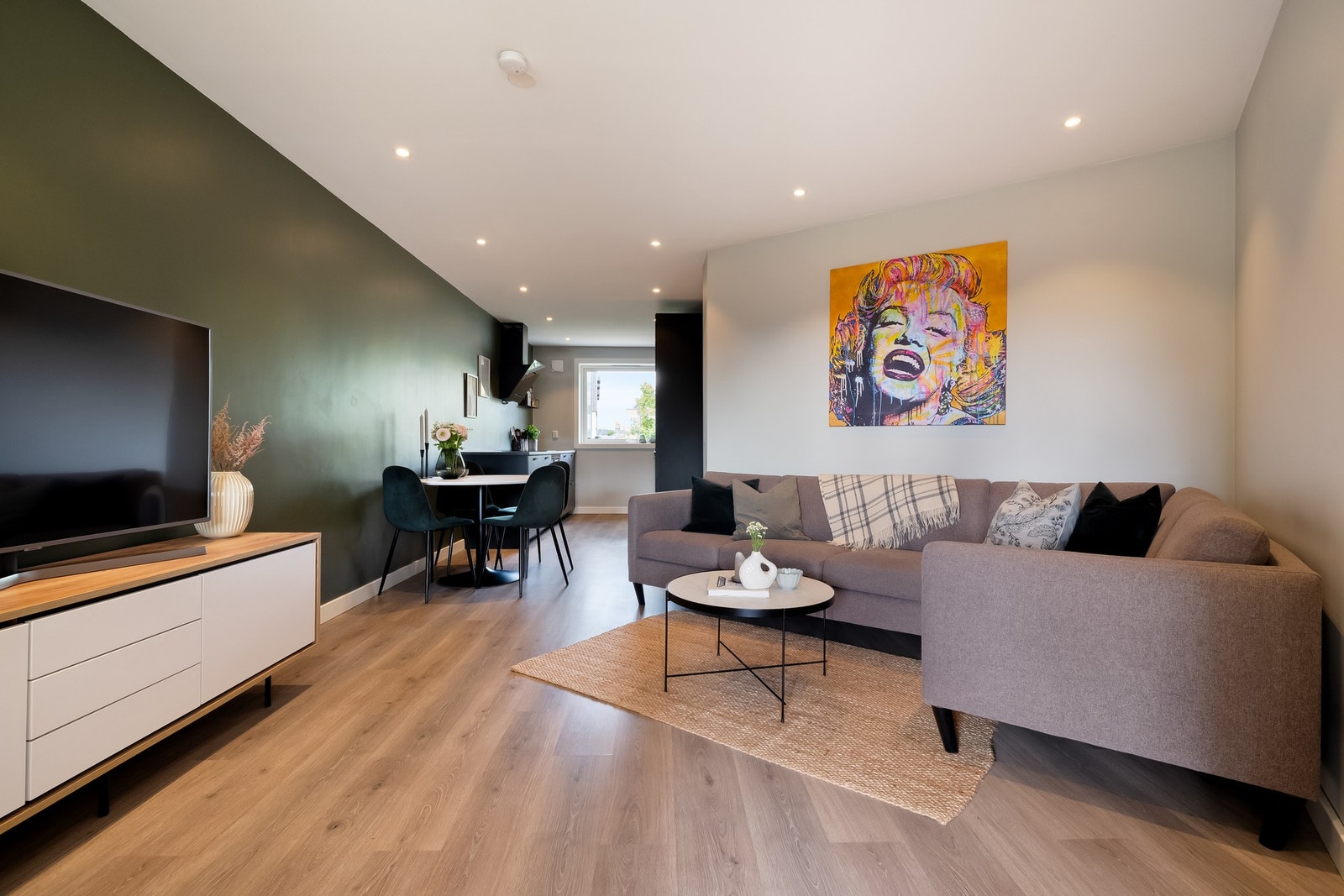 Det er fin plass til stor hjørnesofa, salongbord og tilhørende mediemøblement. Galleribilde