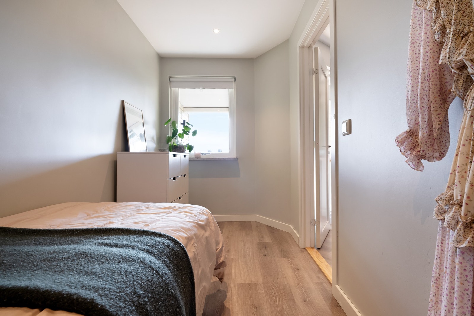 Rommet er perfekt som gjesterom, barnerom og/eller kontor - alt etter ønske og behov. Galleribilde