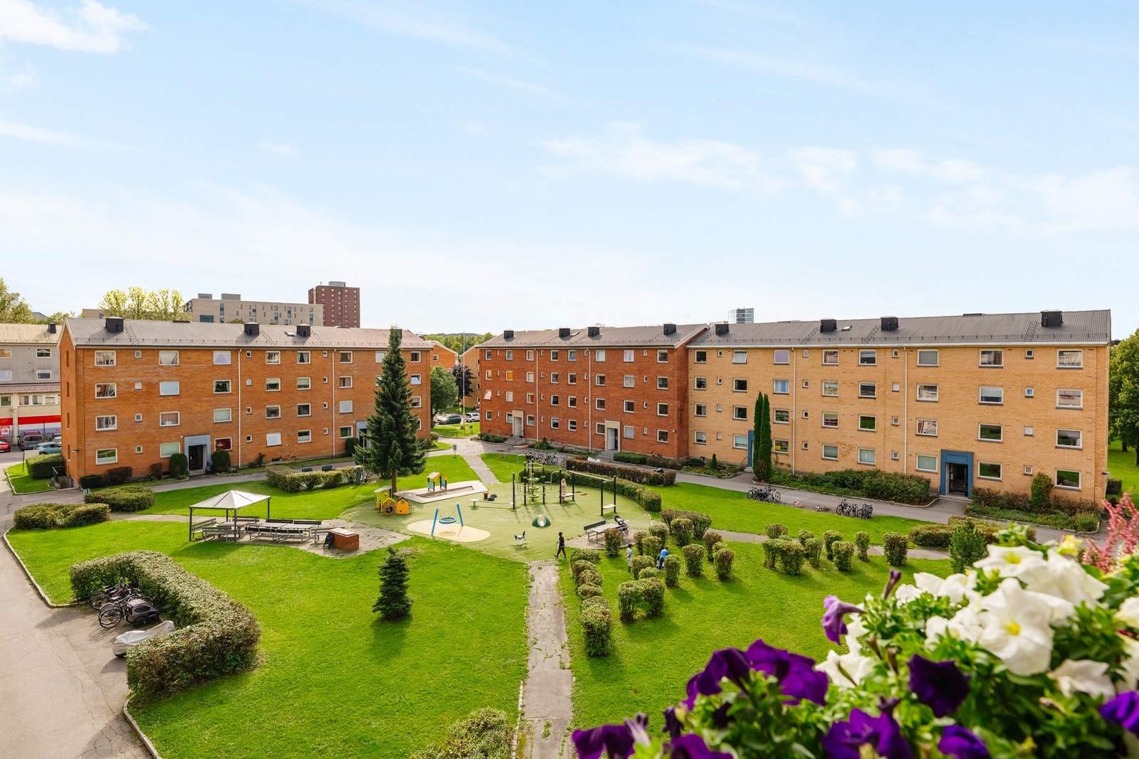 Fra balkongen er det fin utsikt mot Ekebergåsen og nedover mot Helsfyr/Ensjø og sentrum. Galleribilde