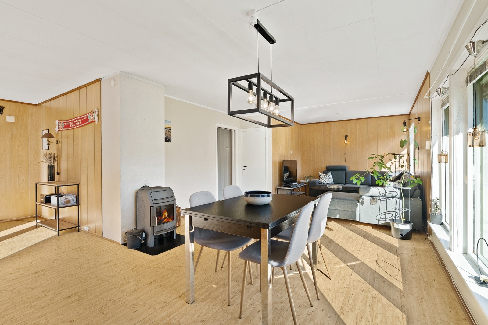 Romslig og trivelig stue med plass til både sitte-og spisegruppe i naturlige soner. Galleribilde