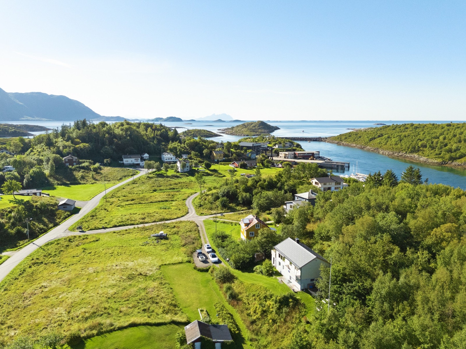 Flott beliggenhet med nærhet til butikk, bensinstasjon, hurtigbåtanløp og andre servicetilbud. Galleribilde