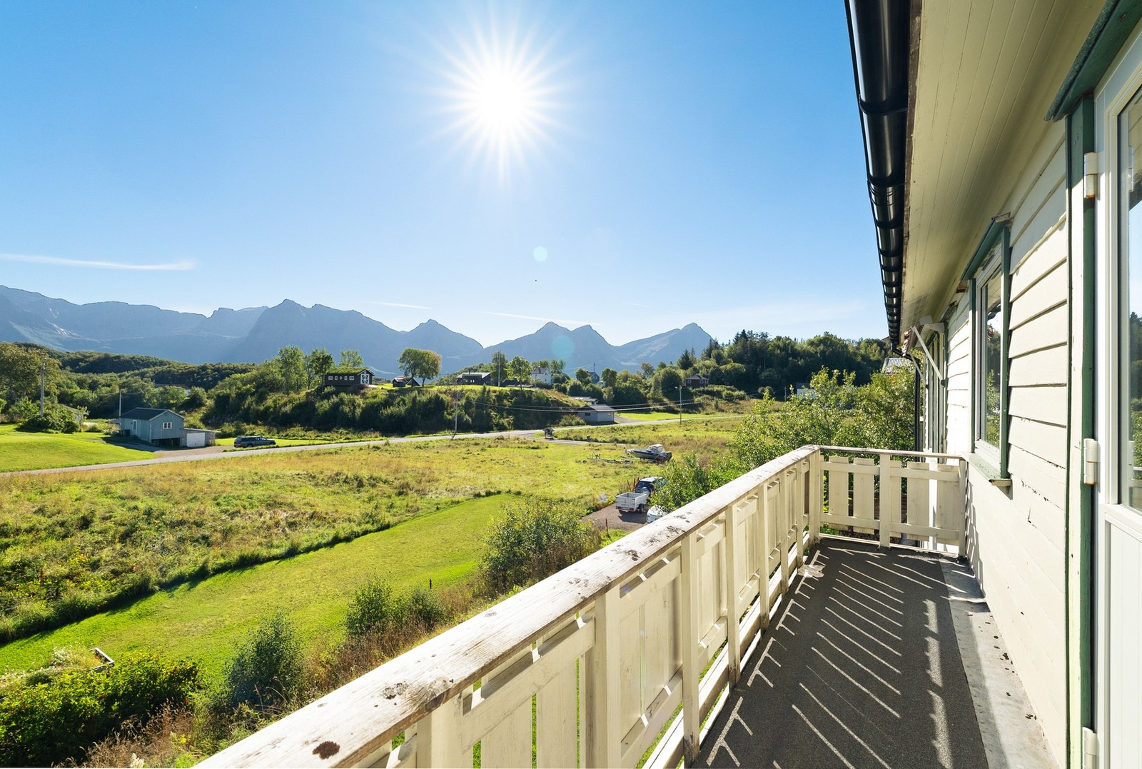 Sørøstvendt balkong med flott utsikt mot Brennvikfjellene. Galleribilde