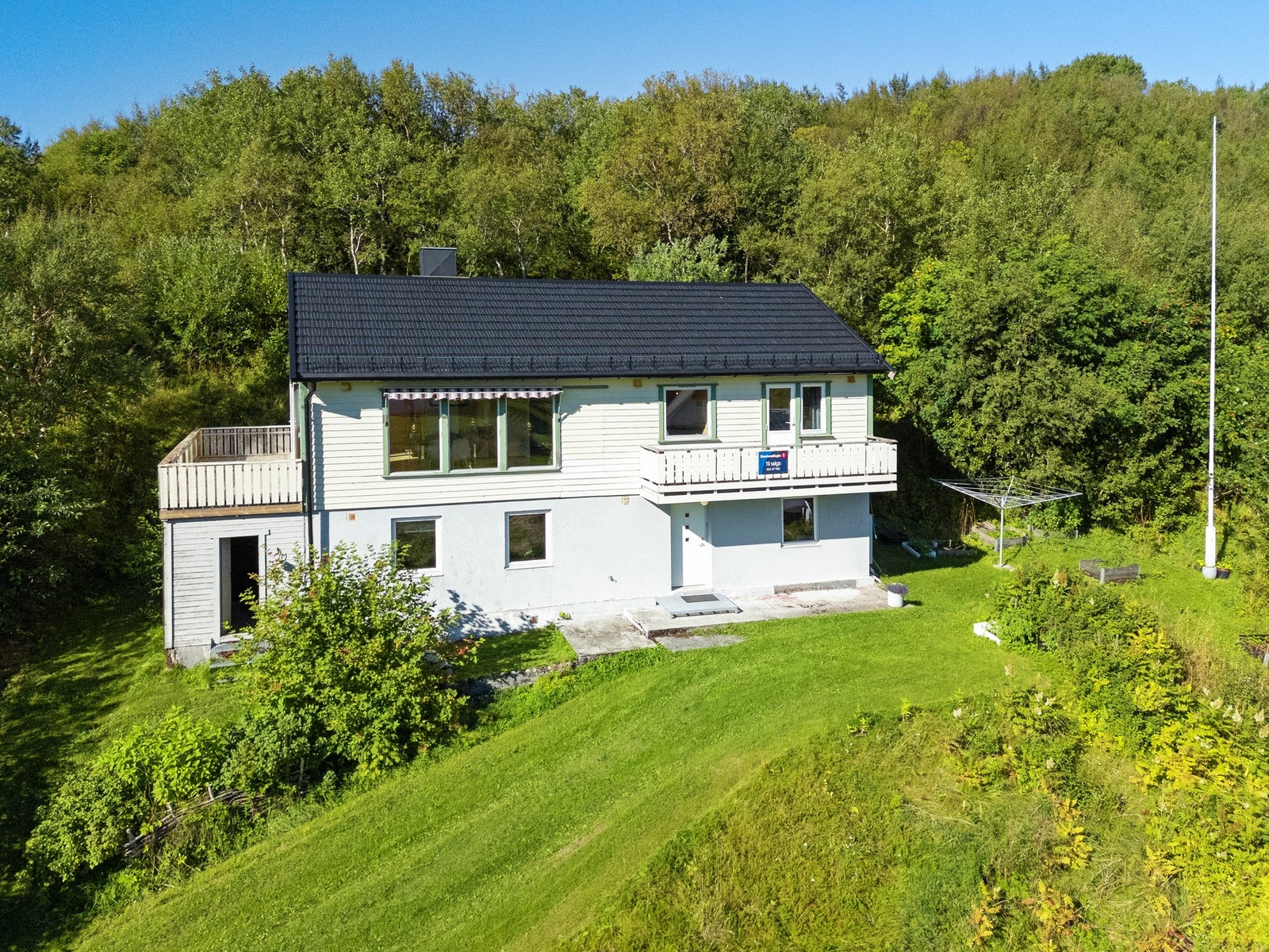 Sørøstvendt balkong og sørvestvendt altan. Stor utebod. Galleribilde