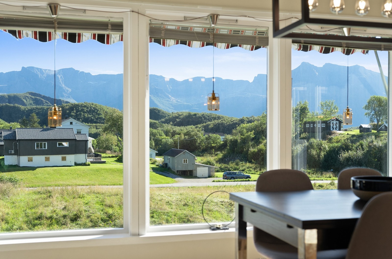 Nydelig utsikt mot Brennvikfjellene. Galleribilde