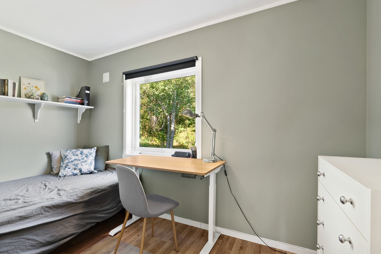 Soverom nr. 2 er også pusset opp og egner seg fint til bruk som gjesterom, barnerom eller kontor - alt etter ønske og behov. Galleribilde