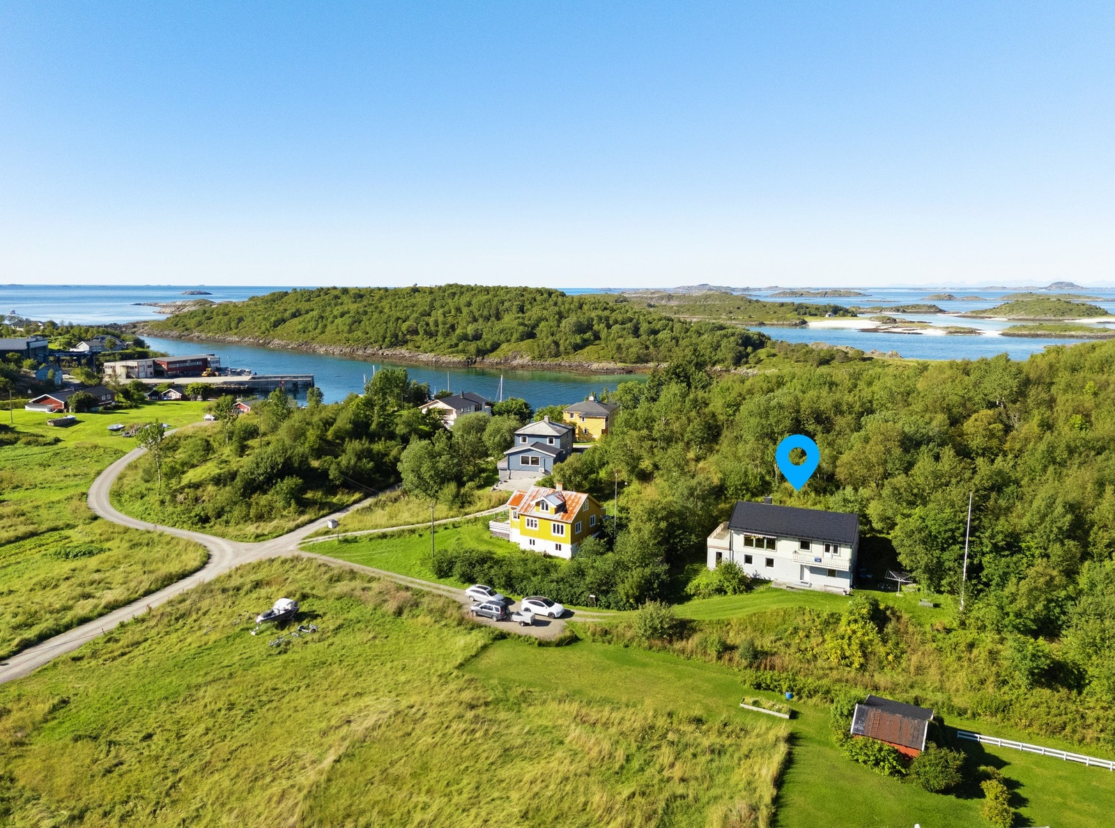 Innholdsrik enebolig over 2 plan med fin beliggenhet i Helnessund/Leines i Steigen. Galleribilde