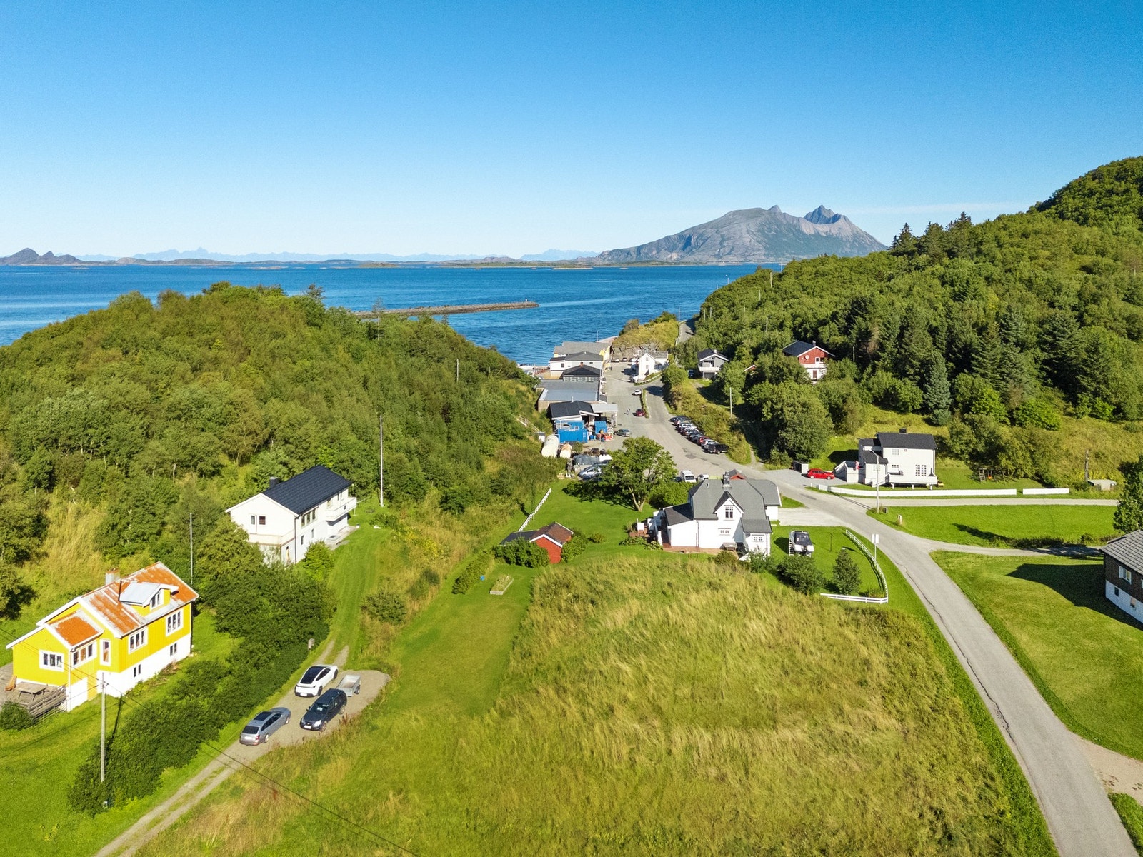 Flott beliggenhet i Helnessund med nærhet til butikk, bensinstasjon, hurtigbåtanløp og andre servicetilbud. Galleribilde
