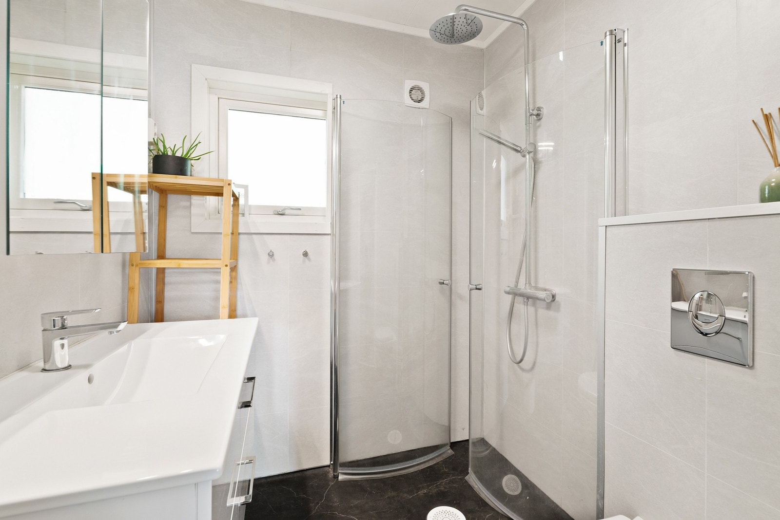 Oppusset bad i 2022 med nytt elektrisk, nytt gulvbelegg med varmekabler, ny innredning, dusjhjørne med innfellbare vegger og vegghengt toalett. Elektrisk avtrekksvifte. Galleribilde