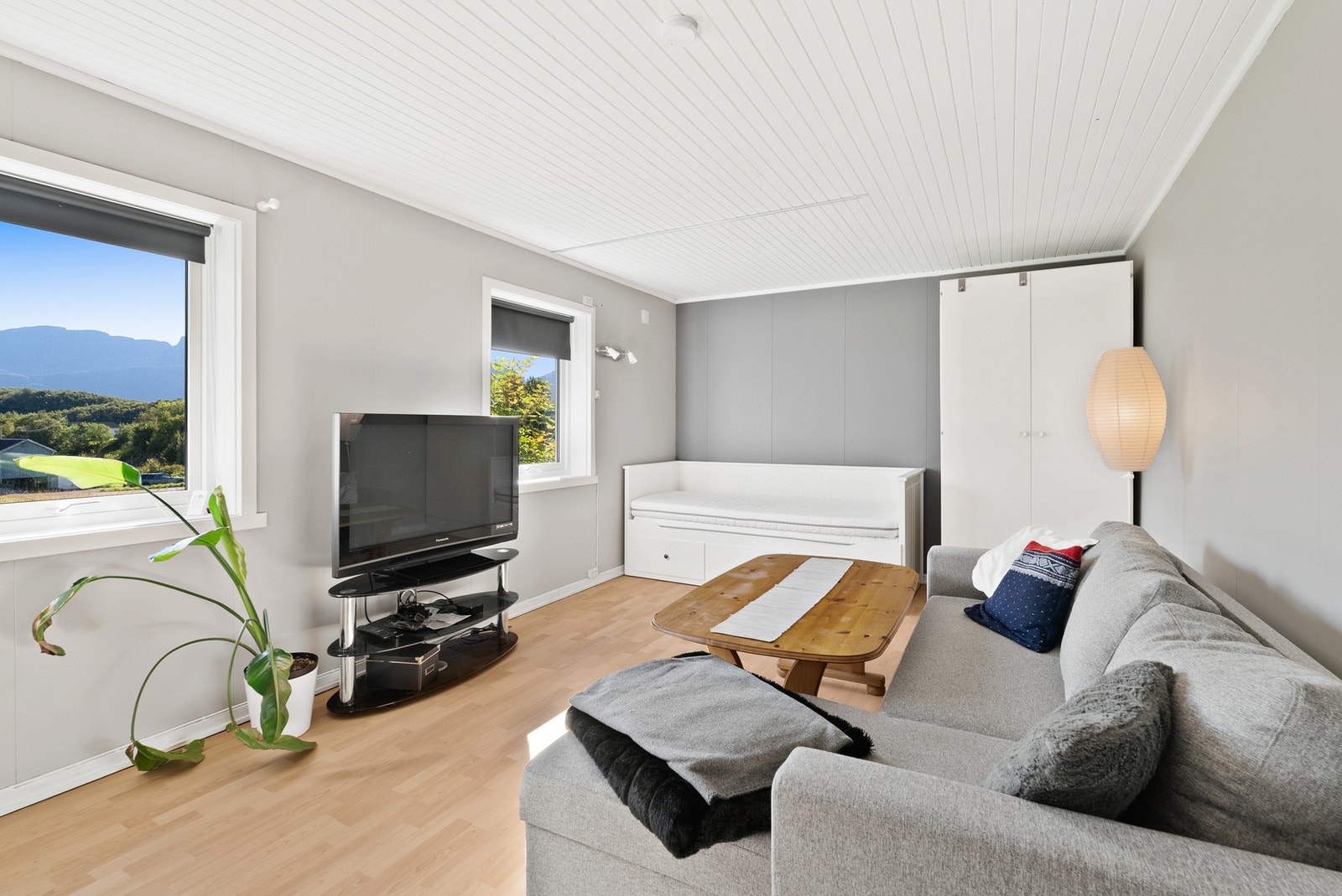 Innredet stue/soverom i underetasje med nye overflater og vinduer. Obs: Opprinnelig inntegnet som hobbyrom, ikke søkt bruksendring. Galleribilde