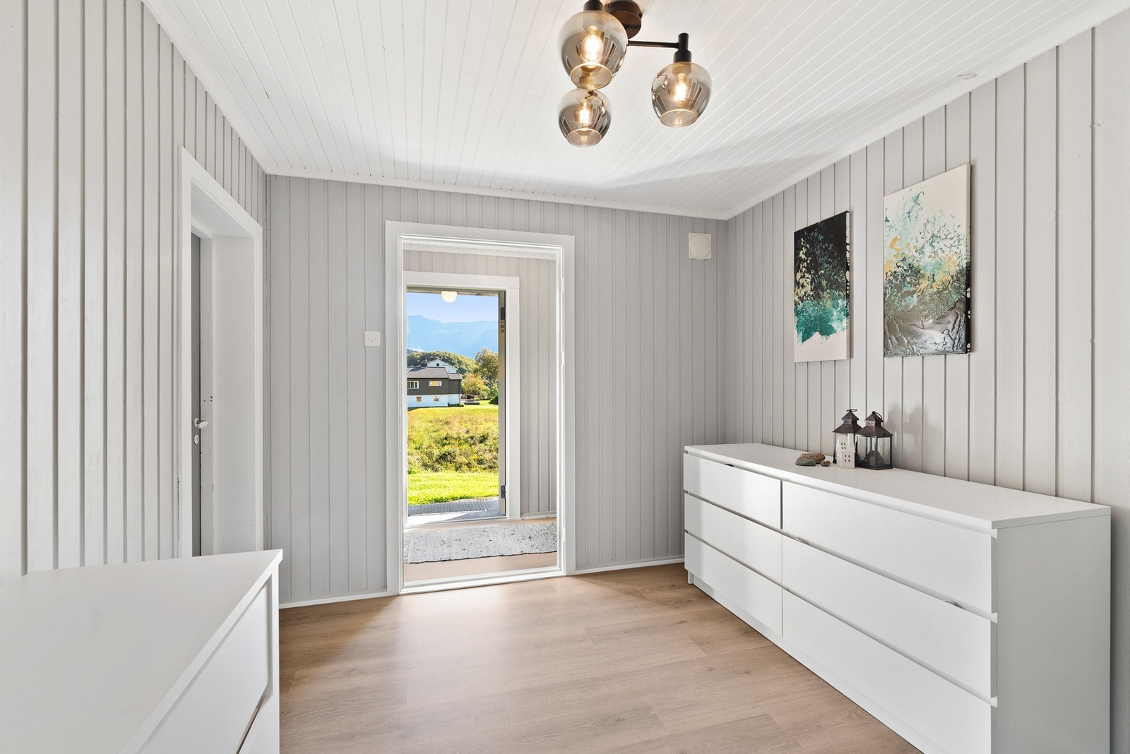 Yttergang/gang med nye laminatgulv og nymalte overflater. Galleribilde