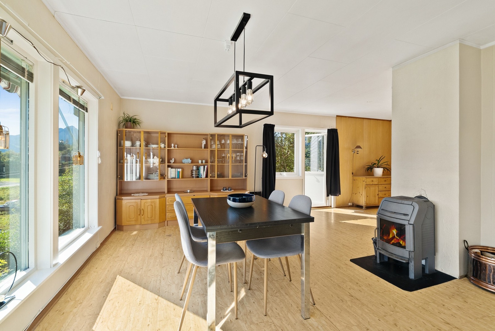 Det er etablert både varmepumpe og vedovn som sikrer lun og effektiv oppvarming av rommet. Galleribilde