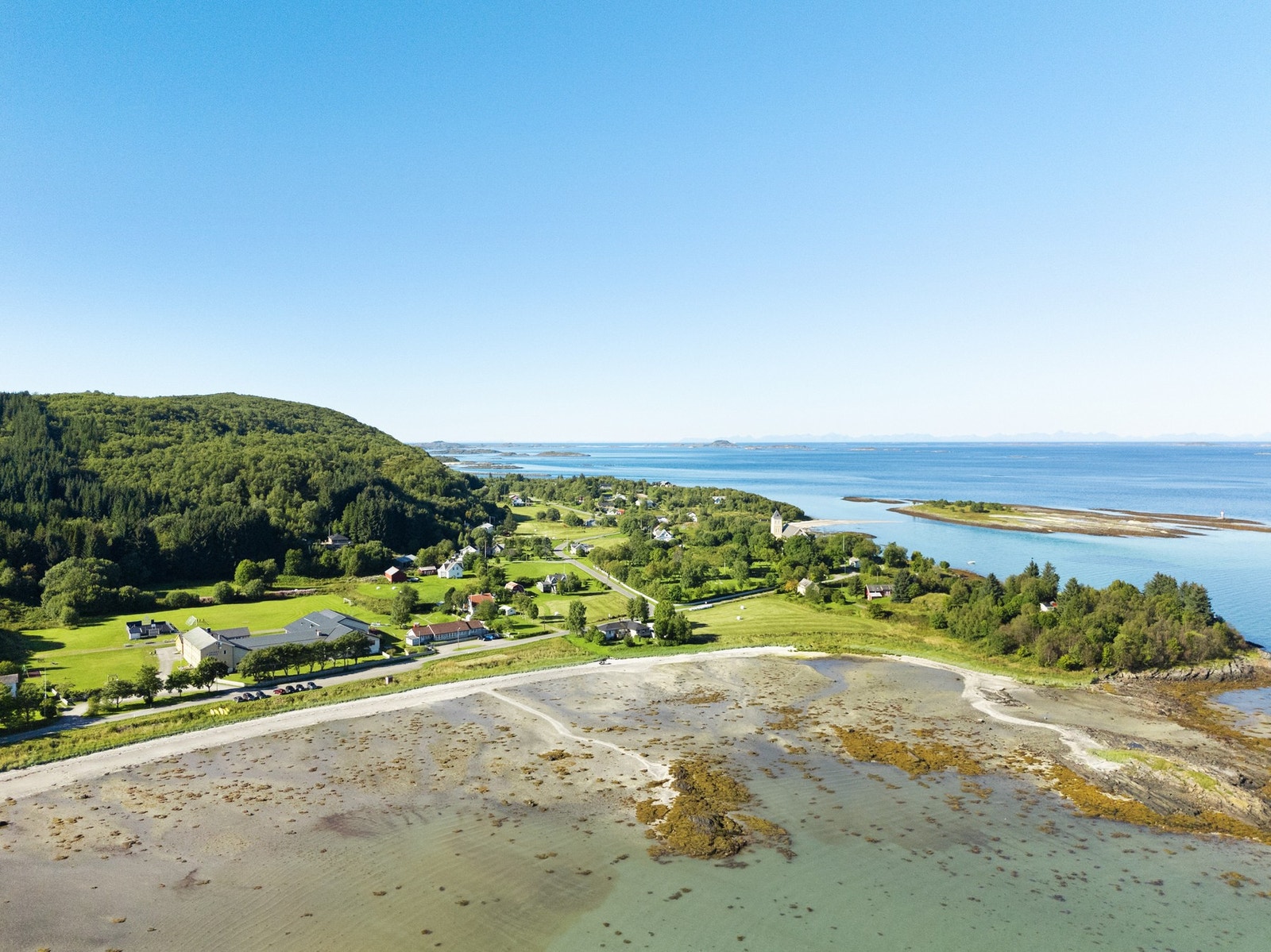På Leines ca 1,5 km øst for eiendommen er det bl.a skole, barnehage og kirke. Galleribilde