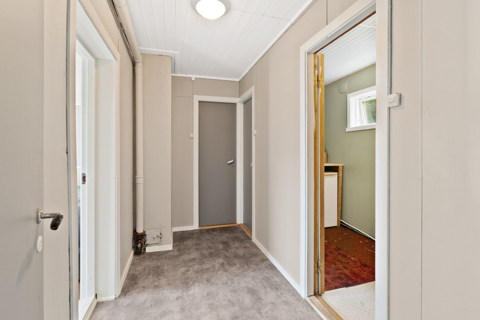 Mellomgang med adkomst til stue til venstre, vaskerom til høyre og bod rett frem. Galleribilde