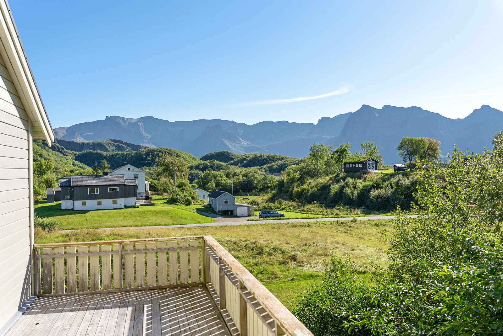 Sørvestvendt altan med vakker utsikt og gode solforhold. Galleribilde