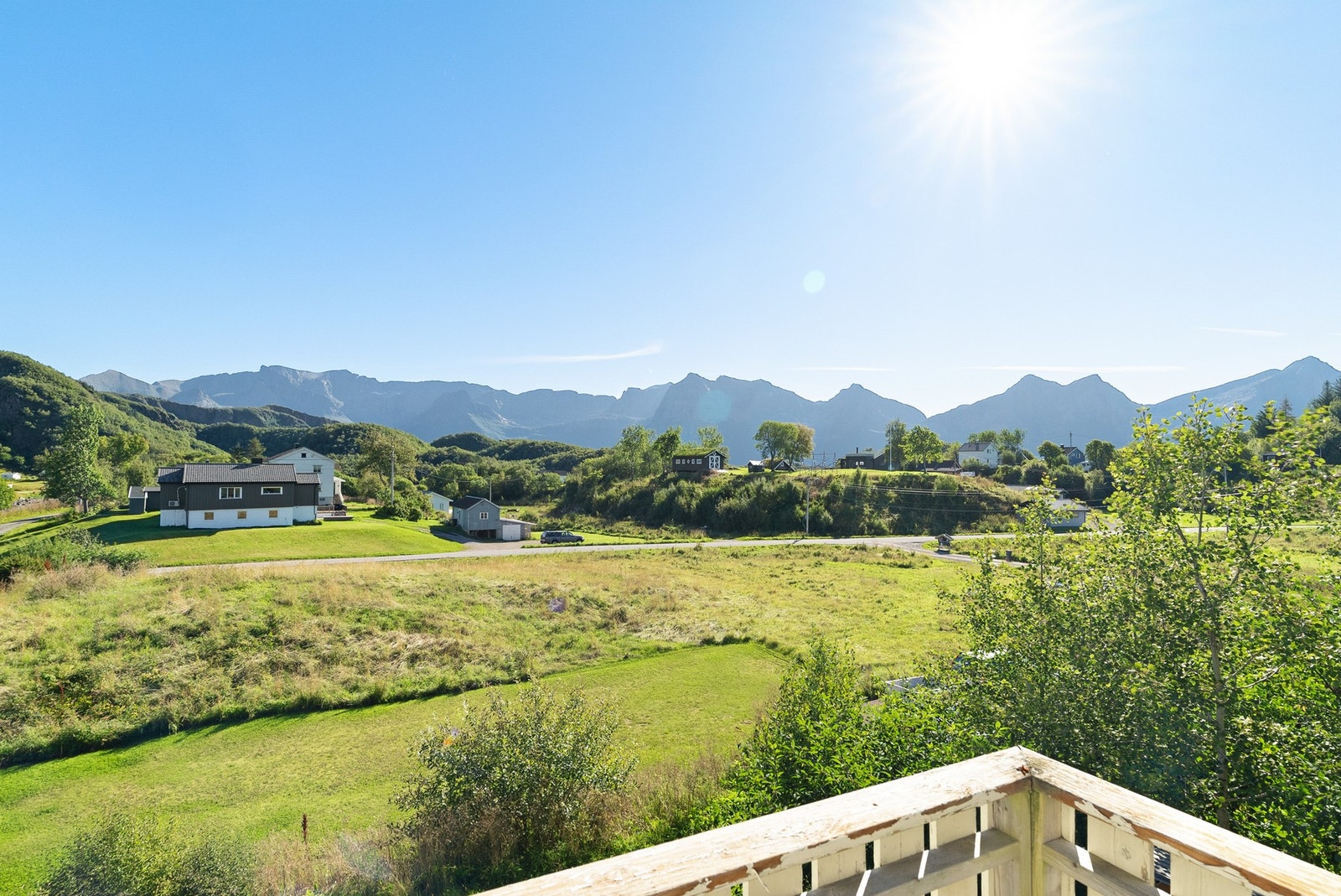 Sørøstvendt balkong med flott utsikt mot Brennvikfjellene. Galleribilde