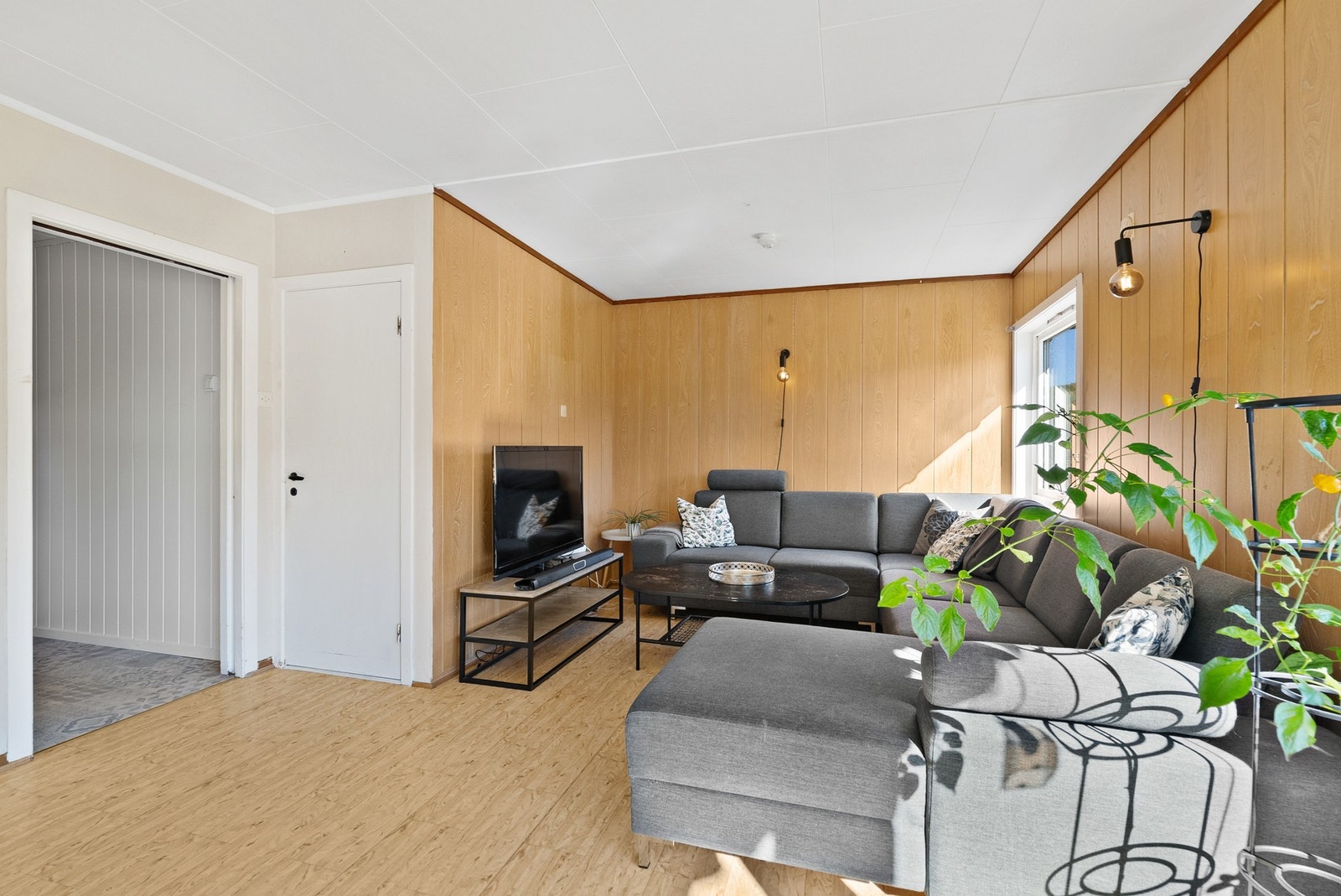 Stue - opprinnelig soverom her er innlemmet i stua, kan tilbakestilles ved behov. Galleribilde