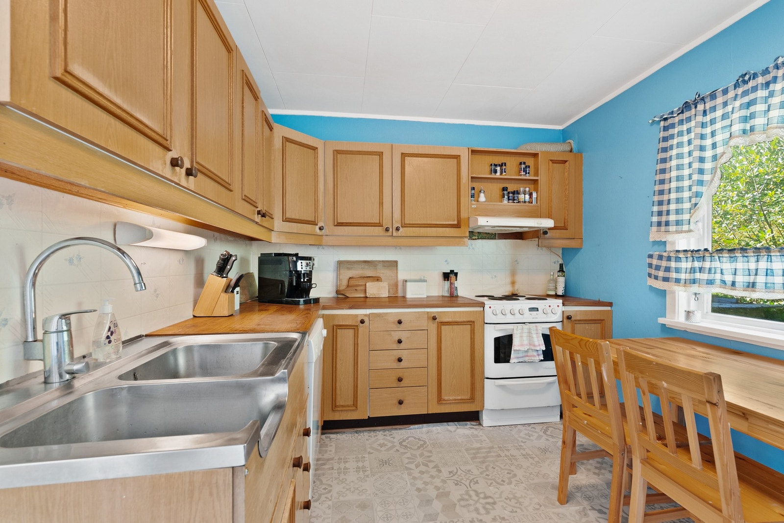 Finerte fronter og benkeplate av laminat. Plass til komfyr, kjøleskap og oppvaskmaskin. Galleribilde