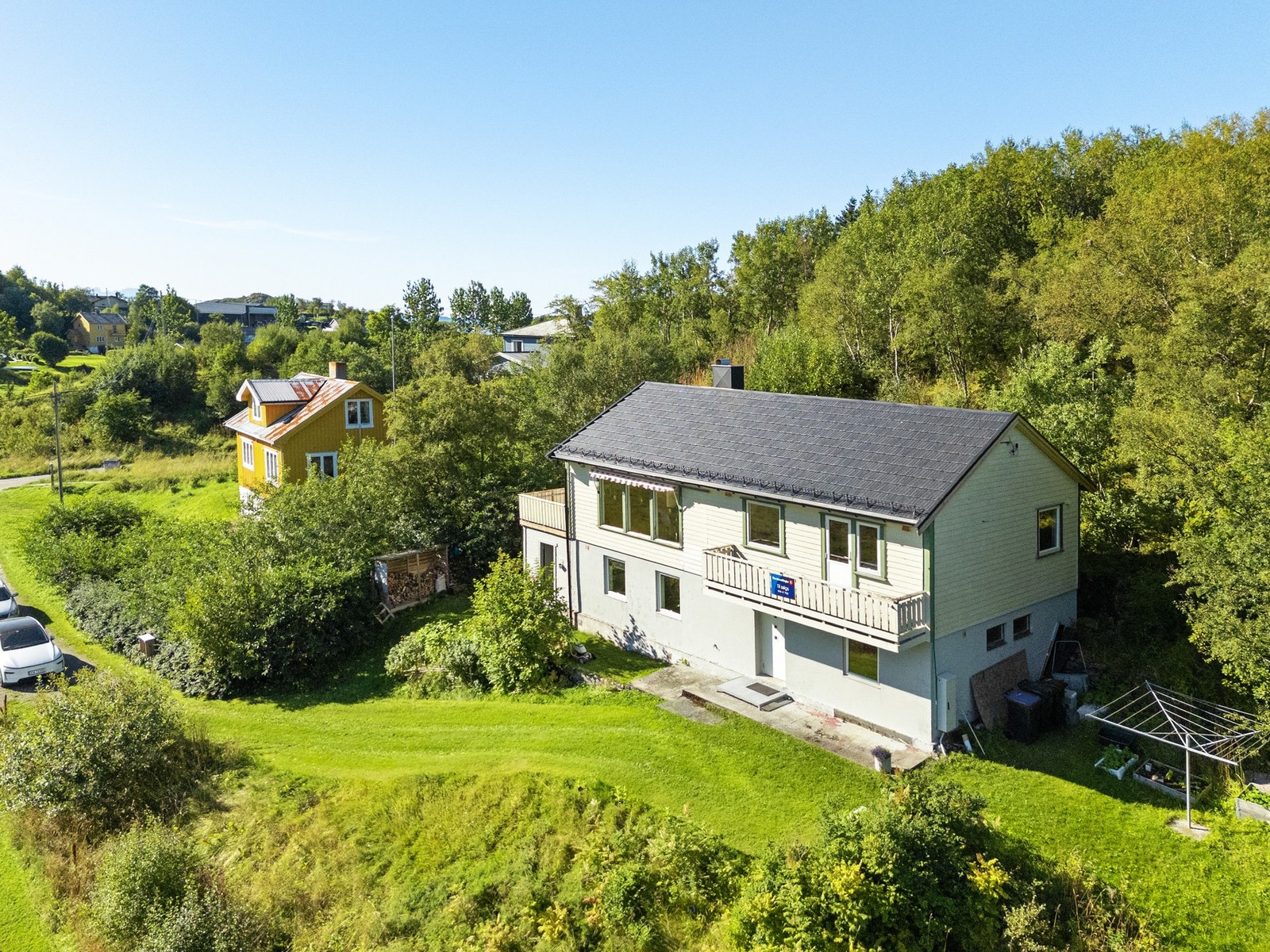 Boligen er modernisert i perioden 2020-2023 med bl.a nytt tak, oppusset bad, oppgradert elektrisk anlegg, flere nye vinduer, nye gulv/overflater i div. rom m.m. Galleribilde