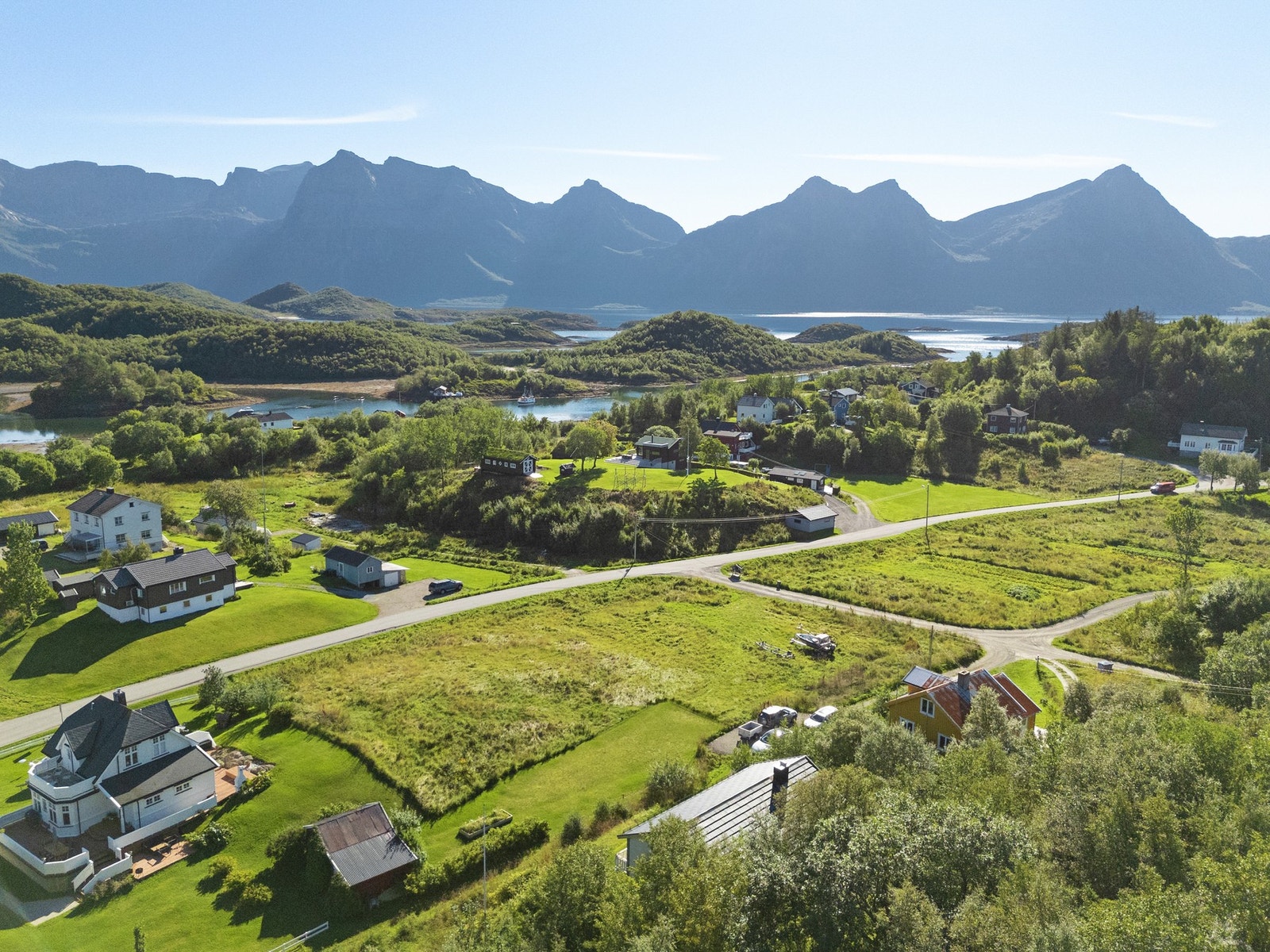 Ca. 1,5 km til Leines og 2,5 mil til Leinesfjord. Galleribilde