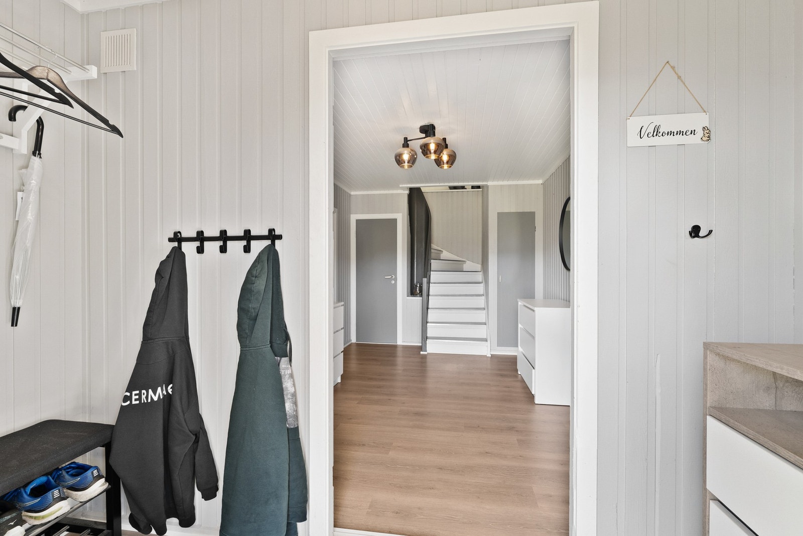 Yttergang med plass til å henge fra seg yttertøy. Galleribilde