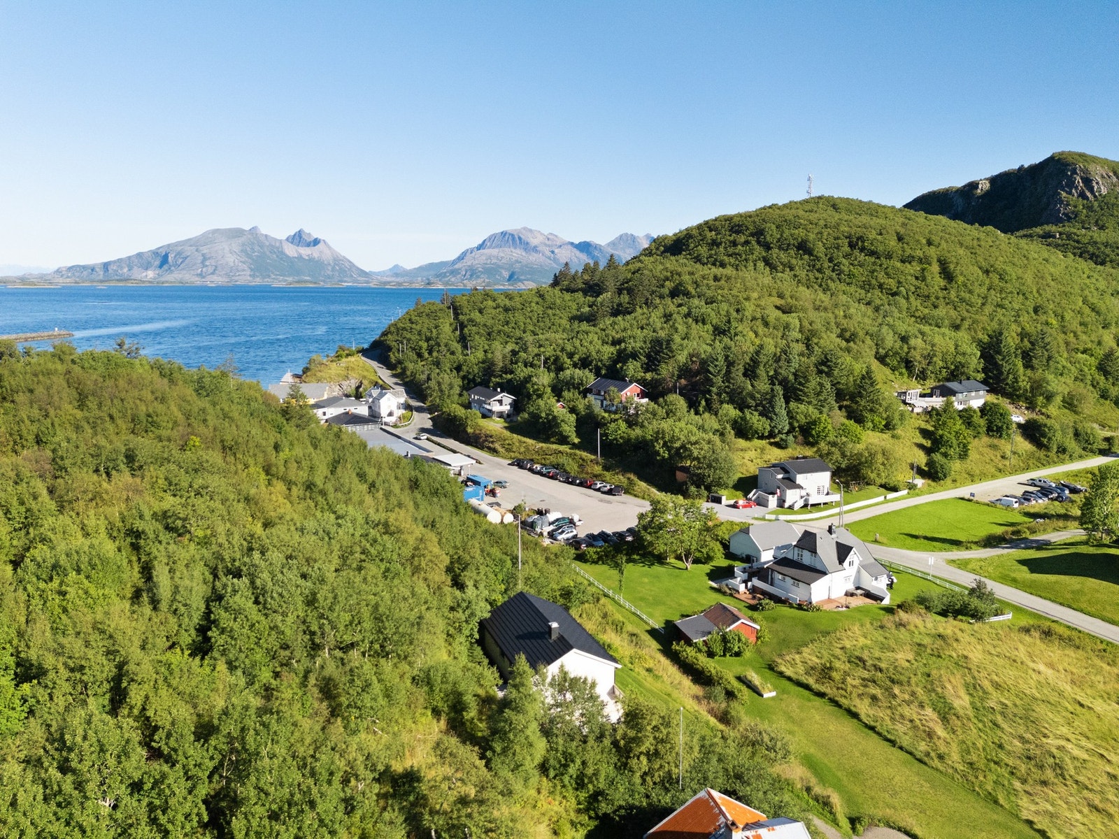 Nærhet til sjøen og flott turterreng. Galleribilde