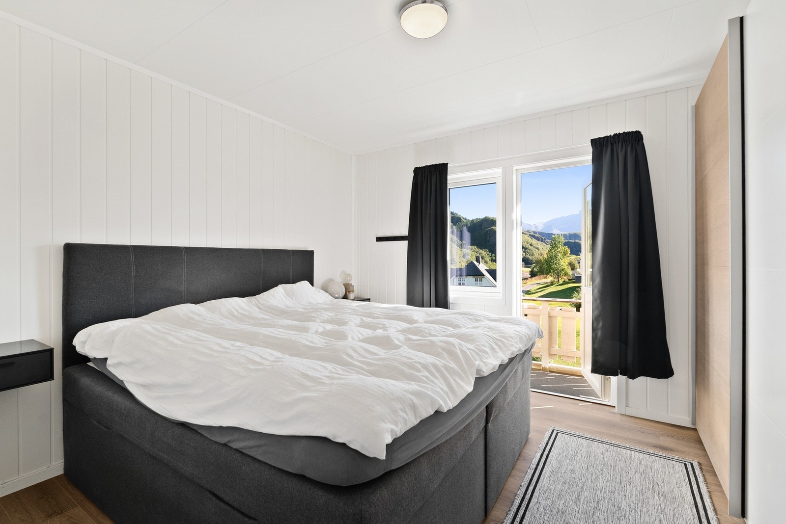 Hovedsoverommet er nylig pusset opp og har god plass til seng og nattbord. Stor skyvedørsgarderobe. Utgang til balkong. Galleribilde