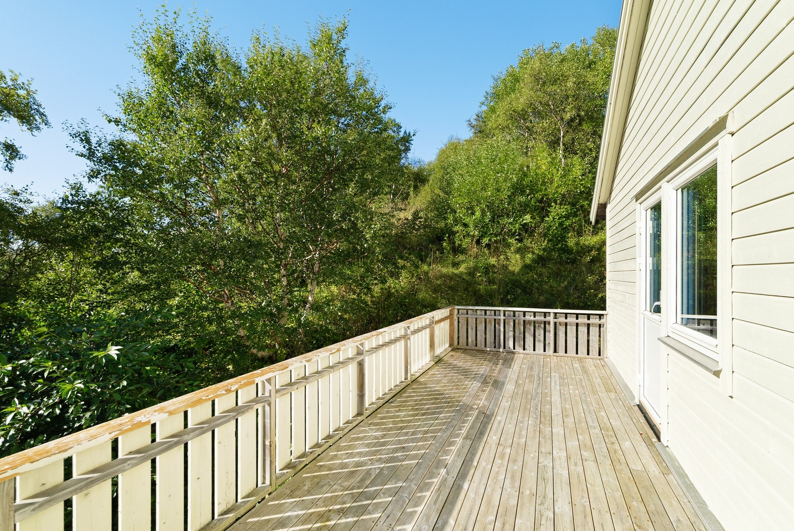 Utgang fra stue til sørvestvendt altan. Galleribilde