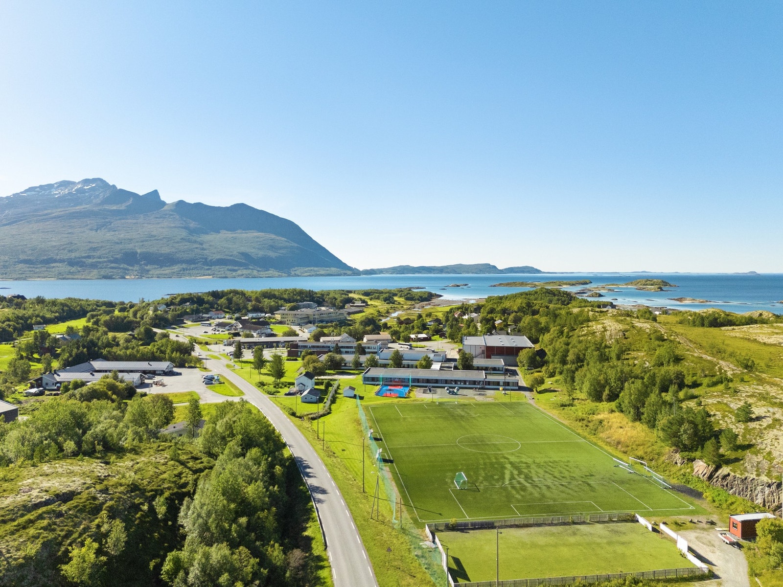 Kommunesenteret Leinesfjord ligger ca. 26 km nord for eiendommen, og her finner man skoler, barnehage, butikker, overnattingsplass og offentlige tjenestetilbud. Galleribilde