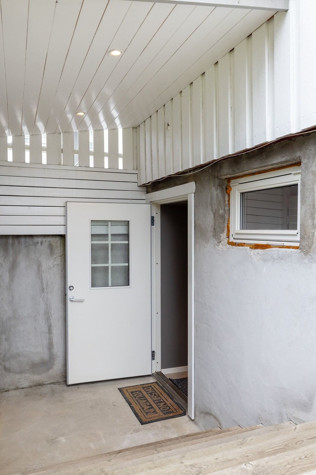 Egen inngang til kjelleren med takoverbygd inngangsparti. Galleribilde