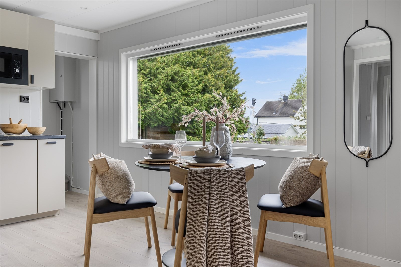 På kjøkkenet er det er stort vindu som gir godt med lys og fint utsyn til hagen. Galleribilde