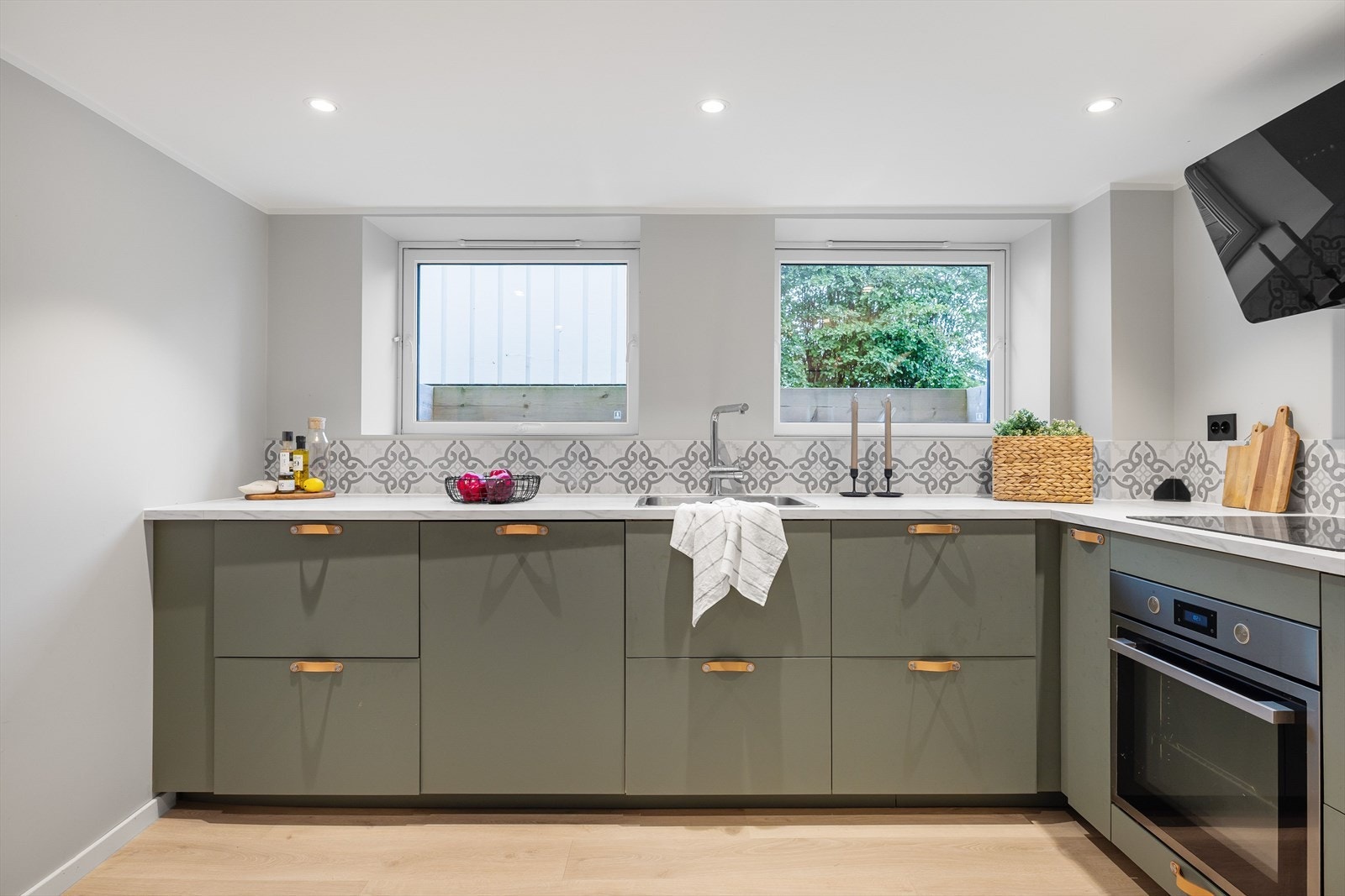 Oppvaskmaskin, stekeovn, platetopp og kjøleskap er integrert og medfølger i handelen. Rommene i etasjen er ikke søkt bruksendret og rommene er derfor ikke godkjent til varig opphold. Se punktet "Ferdigattest/midlertidig brukstillatelse" i salgsoppgaven. Galleribilde