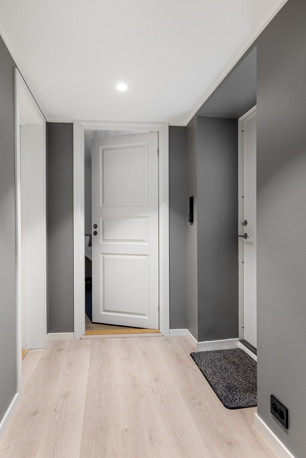 Kjelleren er i dag innredet med stue, kjøkken, to soverom og bad. Rommene i etasjen er ikke søkt bruksendret og rommene er derfor ikke godkjent til varig opphold. Se punktet "Ferdigattest/midlertidig brukstillatelse" i salgsoppgaven. Galleribilde